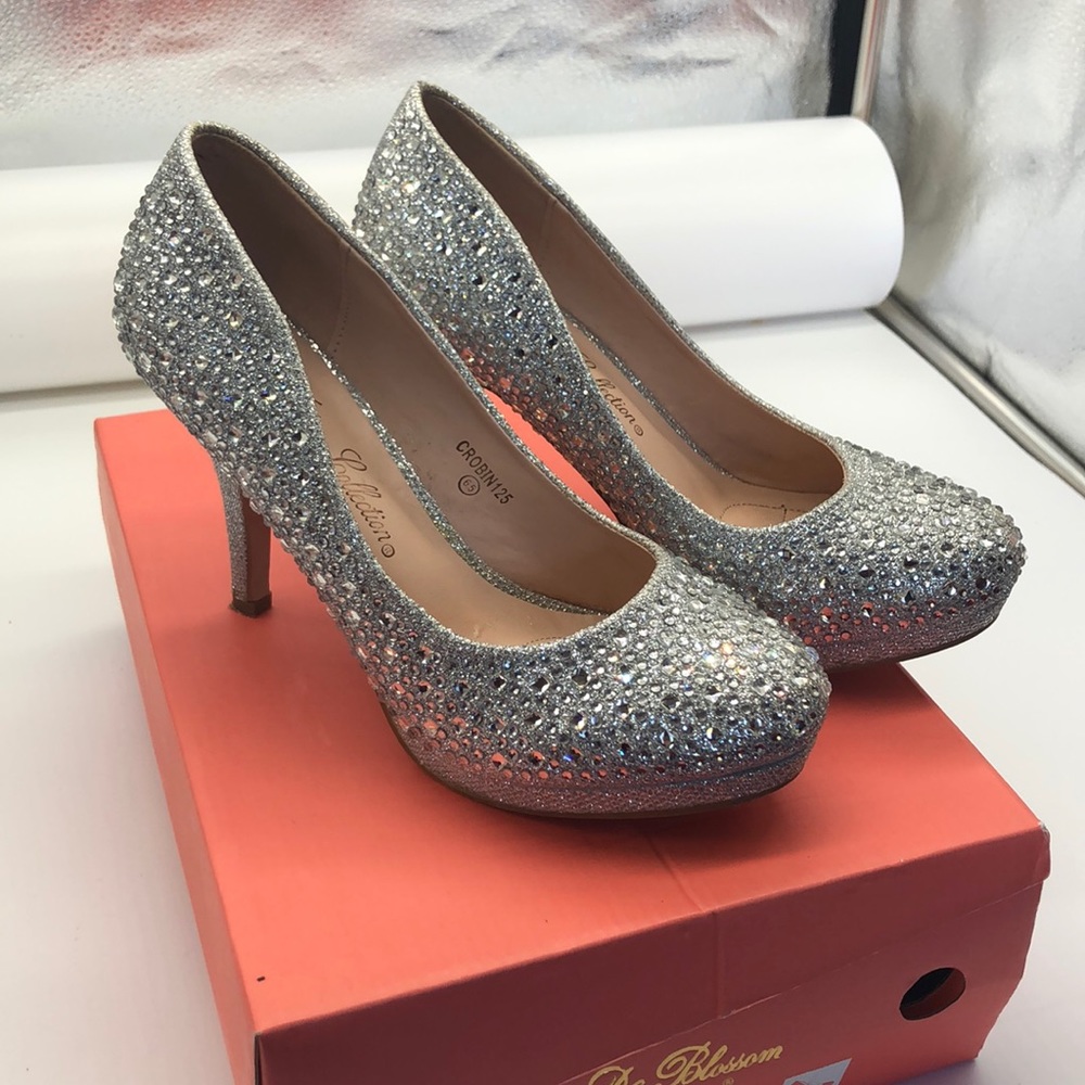 De Blossom Collection rhinestone heels, size 6.5